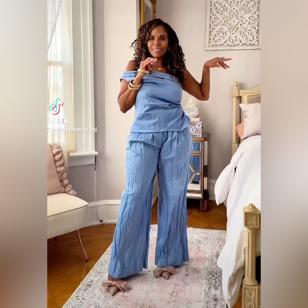 Only tried on, never worn beautiful pant set